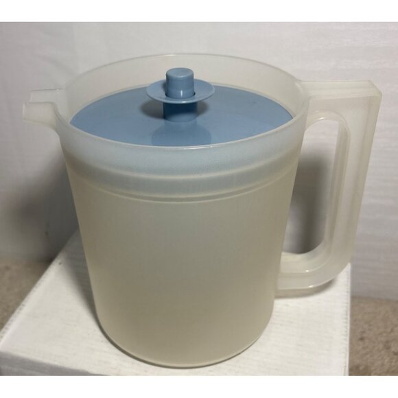Vintage Tupperware #1575-6 Go Between 1.5 Quart Pitcher w/ Blue Push Button Lid - Picture 2 of 11